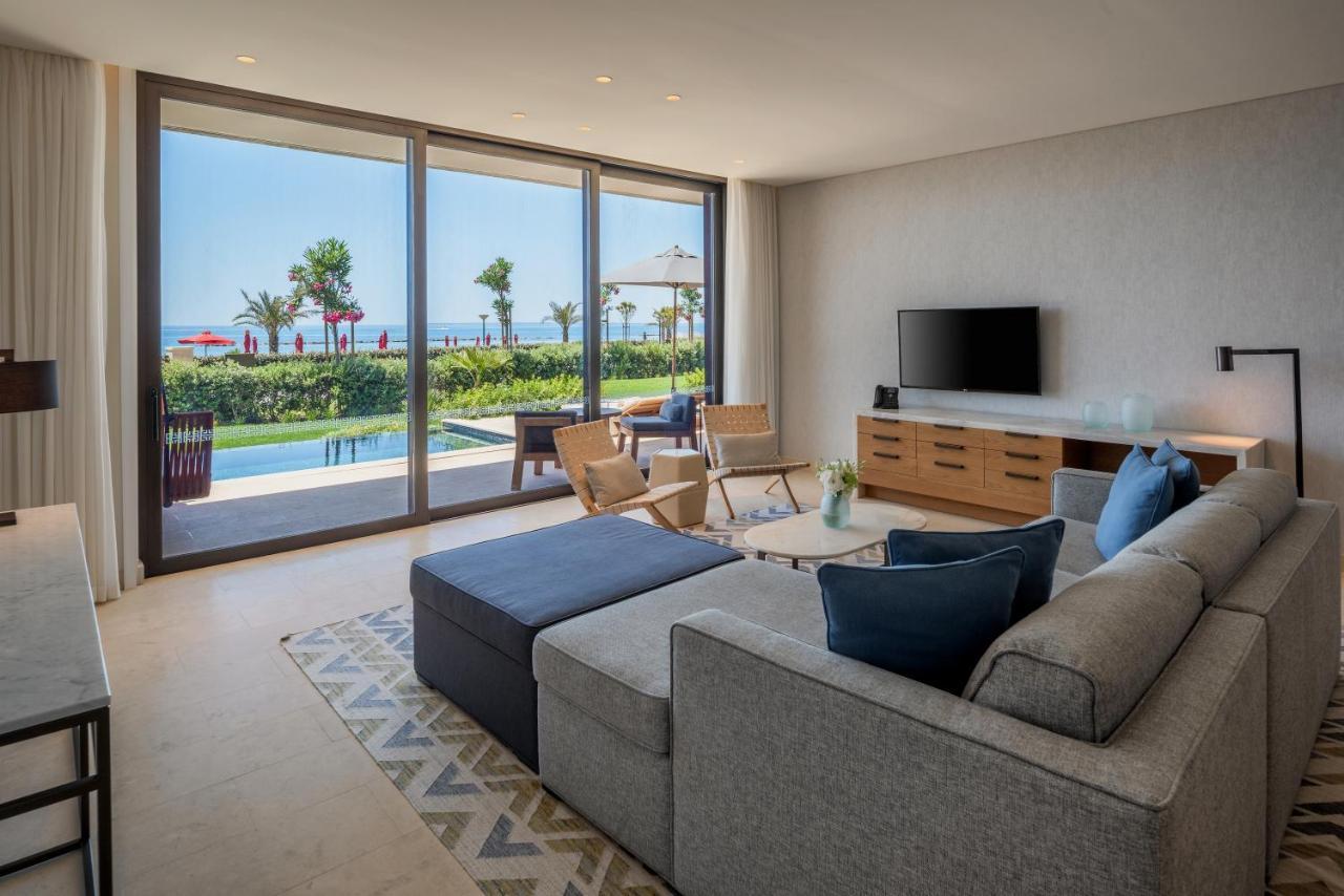 아마라 시 유얼 온리 뷰 레메소스 외부 사진 Living room of a suite at the Hilton Cabo del Sol