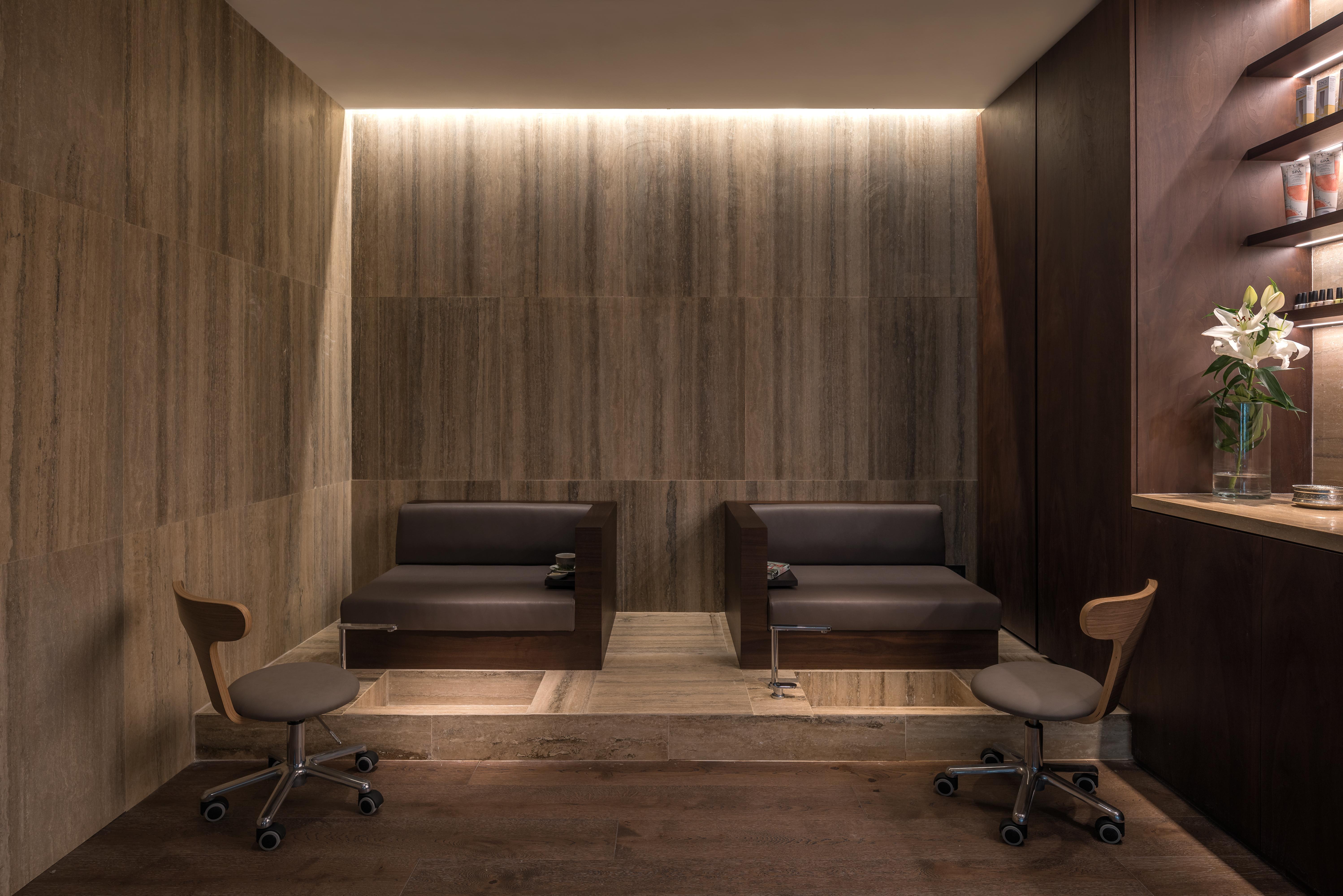 아마라 시 유얼 온리 뷰 레메소스 외부 사진 The interior of a nail salon