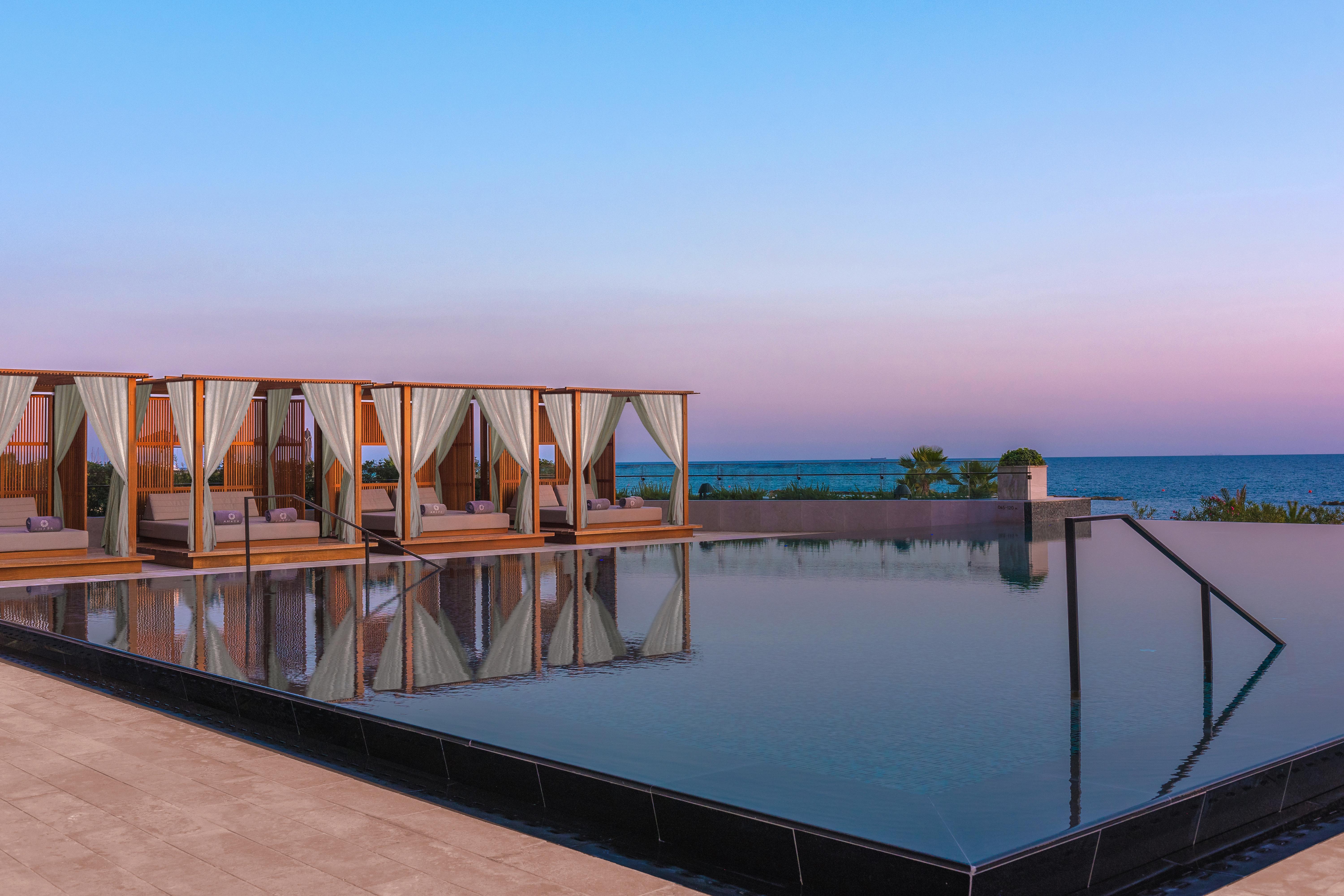 아마라 시 유얼 온리 뷰 레메소스 외부 사진 The rooftop pool at the hotel